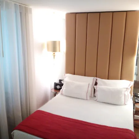 מלון The 7 Hotel, Suites, &