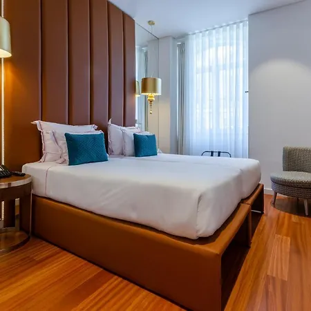 Отель The 7 Hotel, Suites, & 3*