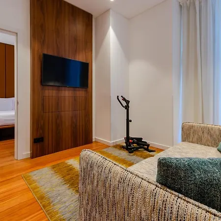 Отель The 7 Hotel, Suites, &