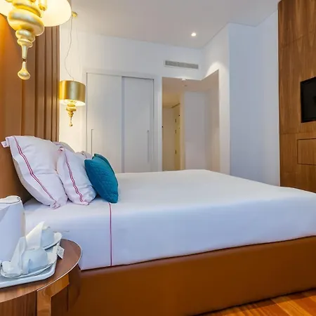The 7 Hotel, Suites, & Отель Лиссабон