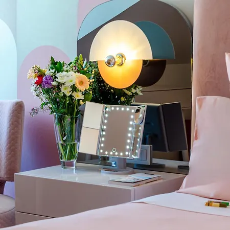 The 7 Hotel, Suites, & Отель