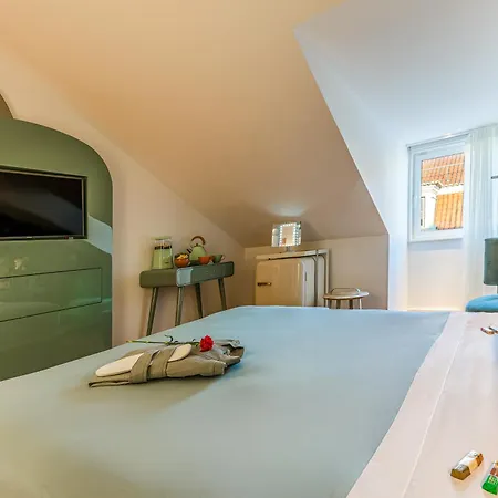 Отель The 7 Hotel, Suites, &