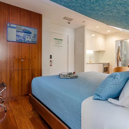 Отель The 7 Hotel, Suites, &