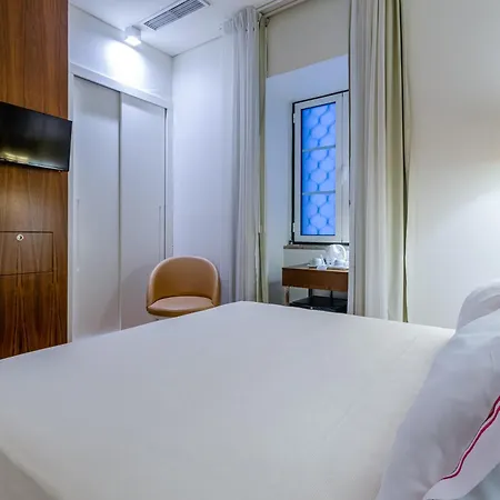 Отель The 7 Hotel, Suites, & 3*