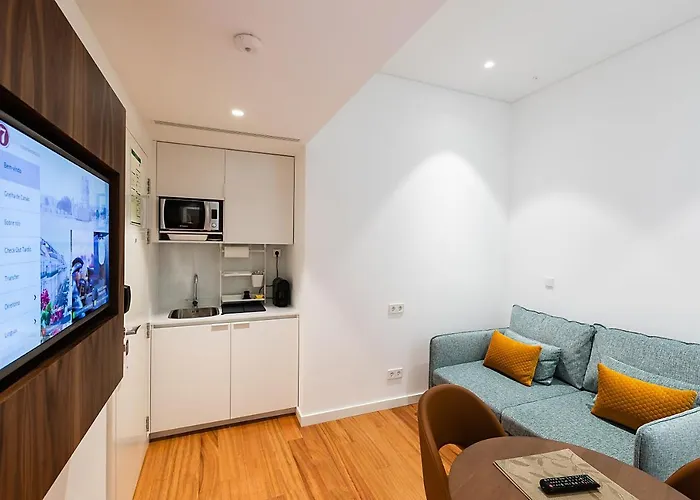 The 7 Hotel, Suites, & מלון