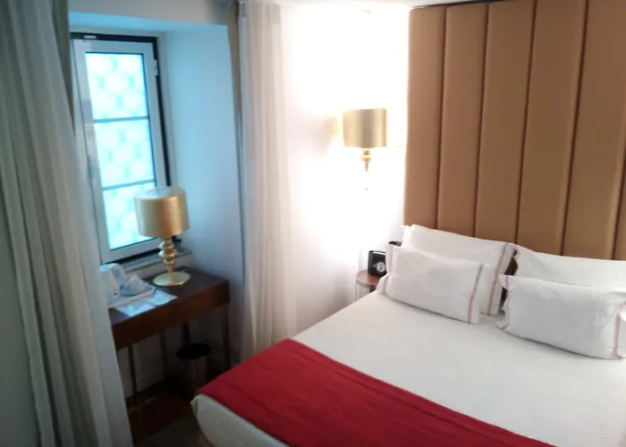 מלון The 7 Hotel, Suites, &