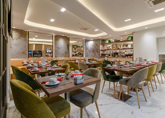 מלון The 7 Hotel, Suites, & 3*