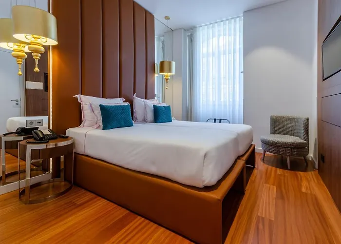 מלון The 7 Hotel, Suites, & 3*