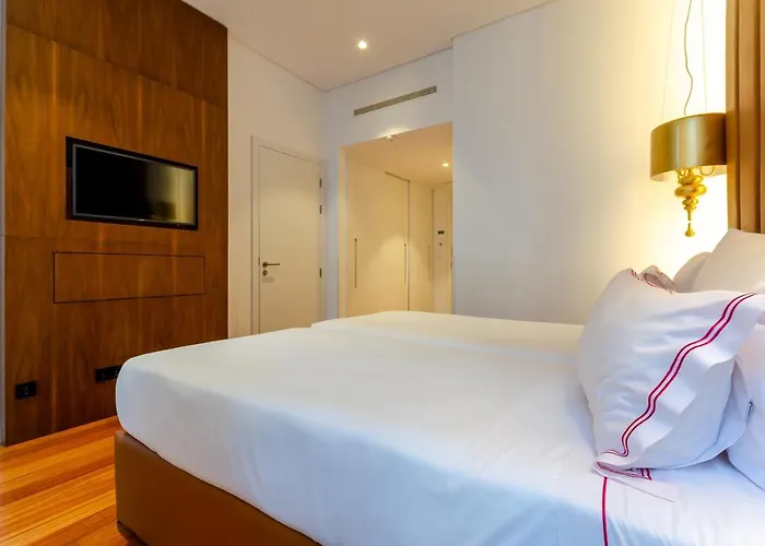 The 7 Hotel, Suites, & מלון