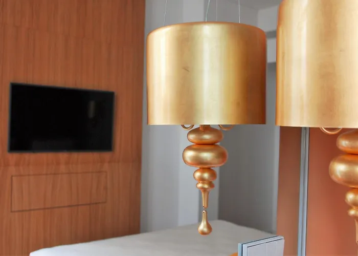 מלון The 7 Hotel, Suites, & 3*