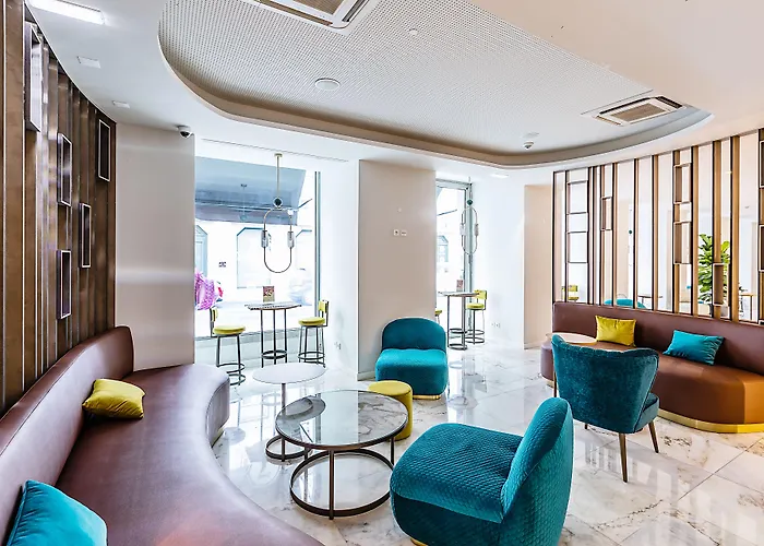 מלון The 7 Hotel, Suites, & 3*