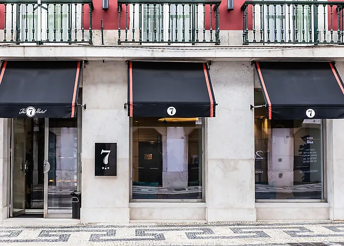 מלון The 7 Hotel, Suites, & 3*