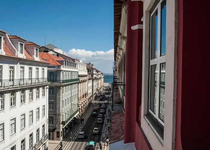 מלון The 7 Hotel, Suites, & 3*