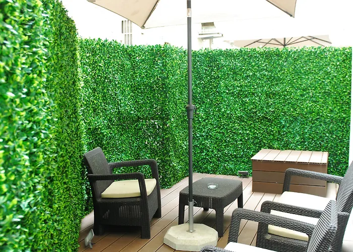 The 7 Hotel, Suites, & מלון