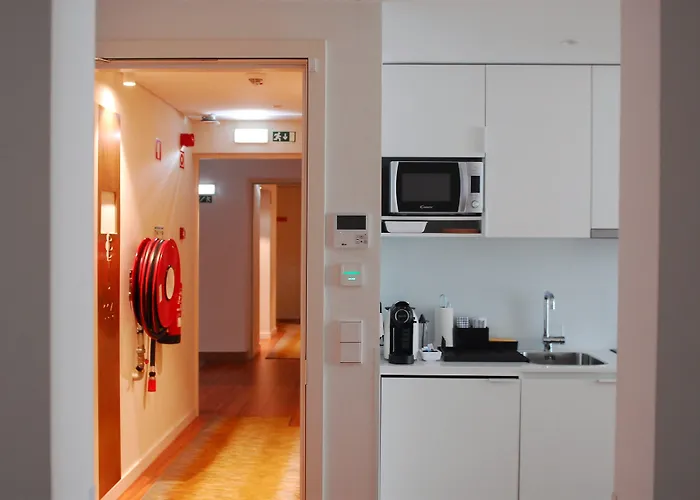 מלון The 7 Hotel, Suites, & 3*